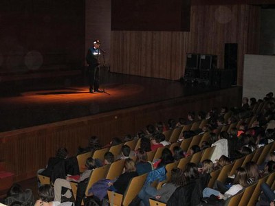 Foto 2. Durant l'obra, els diferents professionals que intervenen en els accidents han explicat fets reals i allò que més els ha impactat.