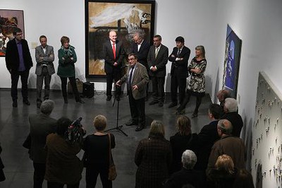 Foto 2. Àngel Ros ha agraït a Manel Mayoral el seu treball com a col·leccionista i també a Víctor Perez Pallarés la donació de la seva obra.