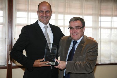 Foto 2. Àngel Ros ha lliurat la Placa d'Or a Juan Pedro Florido, d'El Pozo Alimentación.