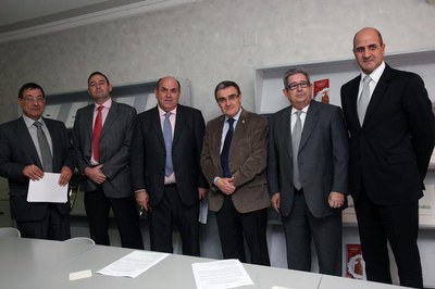 Foto 3. El paer en cap i president del Consell d'Administració de Mercolleida amb els guardonats.