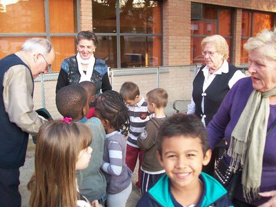 Els infants de les ciberaules, amb la gent gran..