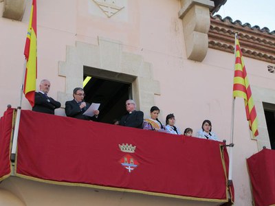 Àngel Ros, Joan Piris i Josep Ramon Branzuela, amb les pubilles i pubilletes al balcó de l'Ajuntament.