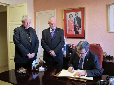 L'alcalde de Lleida ha firmat al Llibre d'Honor de l'Ajuntament de Torres de Segre.