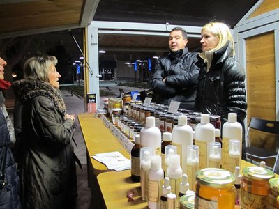 Dolors Arderiu, saludant els paradistes.