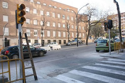 El semàfor es situa a Paer Casanovas amb Prat de la Riba.