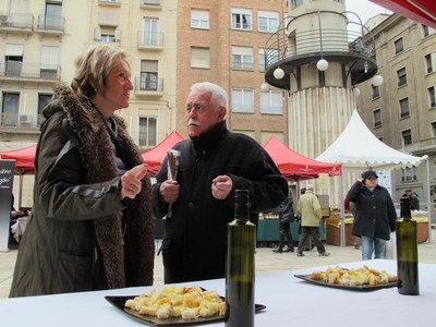La tinenta d'alcalde Dolors Arderiu ha assistit al Mercat de l'Hort a Taula i ha saludat els paradistes.