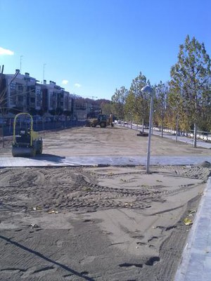 L'espai està ubicat entre el camí de Granyena i la nova avinguda Victoriano Muñoz.