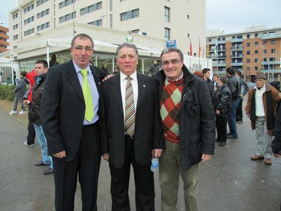 Àngel Ros, amb Manuel Lorite i l'actual president del club esportiu.