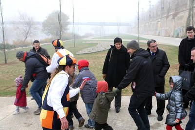 Foto 2. Àngel Ros i Marta Camps en l'actuació que el grup d'animació La Cremallera ha fet en l'estrena del nou passeig.