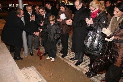 Foto 2. La plaça és ara un espai totalment accessible i s'ha renovat la jardineria, el mobiliari urbà, l’enllumenat, la font i els jocs infantils.