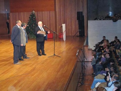 Foto 3. L'alcalde de Lleida ha entregat al president de l'Orfeó Lleidatà una placa commemorativa felicitant l'entitat per la seva destacada trajectòr….