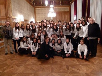 Foto 2. El Cor és una formació de més de quaranta alumnes, d’edats compreses entre 13 i 20 anys i dirigits per la professora Divina Vàlios.