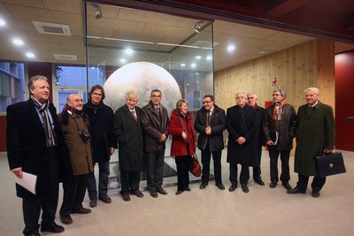 3. Els integrants de la Fundació davant de la maqueta de la lluna..