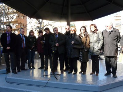 Fotografia de l'alcalde, Àngel Ros, durant el parlament d'inauguració de la plaça.