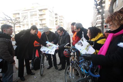 La presentació del plànol i la nova guia ha tingut lloc en el tram en obres del nou carril bici del Passeig de Ronda..