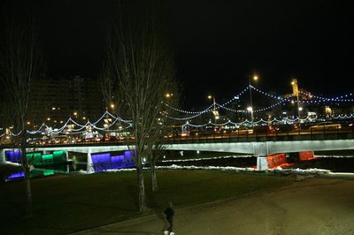 Foto 2. El pont Vell, el de la Universitat i la passarel·la del Liceu Escolar llueixen des d'avui la nova il·luminació sostenible i de baix consum.