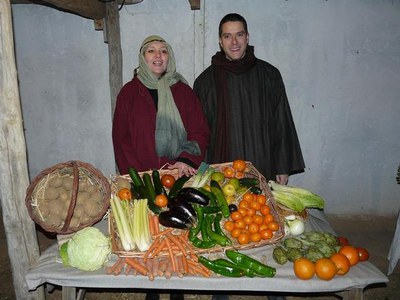 Foto 3. En la representació hi ha diverses parades de menjar, com les de fruites i verdures.