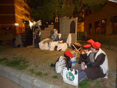 Foto 2. L'escena bíblica s'ha representat aquesta tarda al costat del centre cívic del barri de la Mariola.