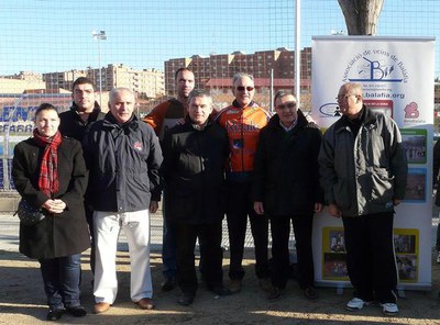 Foto 2. Àngel Ros, Txema Alonso i Joan Gómez, amb els organitzadors de la cursa.