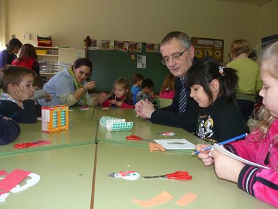 Foto 2. Els casals ofereixen activitats molts diverses, algunes d'elles relacionades amb el Nadal.