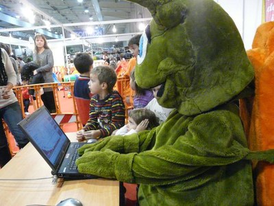 Foto 2. El Banyetes ha escrit la seva carta telemàtica des de l'estand que l'Ajuntament té a Cucalòcum.