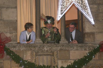 El patge reial dels Reis Mags, saluda des del balcó de la Paeria als nens i nenes de Lleida..