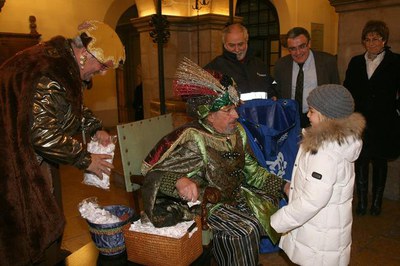 Els infants han lliurat les seves cartes al Camarlenc, aquesta tarda al Pati del Palau de la Paeria..