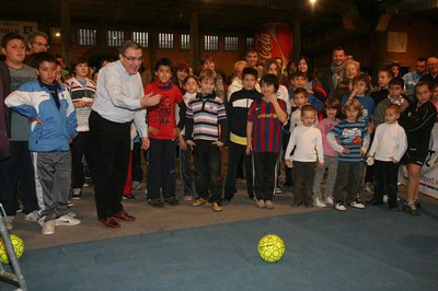 L'alcalde, Àngel Ros, també ha participat al Gol Solidari, una de les activitats estrella del Cucaesport..