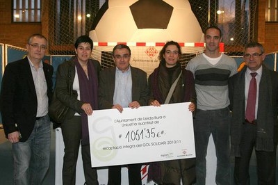L'alcalde ha lliurat el xec a UNICEF amb la recaptació aconseguida al Gol Solidari, 1051 euros..