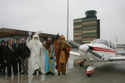 L'alcalde de Lleida, Àngel Ros, acompanyat dels alcaldes d'Alguaire, Torrefarrera i Almenar, han rebut els reis d'Orient a peu de pista. Desenes d'in….