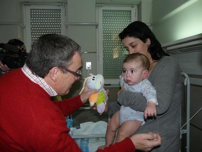 L'Ajuntament ha portat als nens i nenes ingressats els regals que els Reis d'Orient han deixat a l'edifici consistorial.