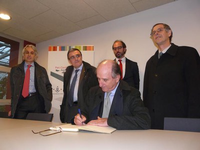 Antoni Brufau, firmant al Llibre d'Or del Parc Científic.