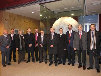 Els representants de GlobaLleida, davant la maqueta de la Lluna del llegat de Joan Oró.