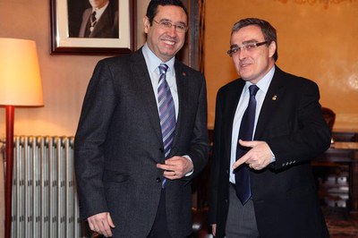 L'alcalde, Àngel Ros, i el delegat territorial del govern de la Generalitat a Lleida, Ramon Farré, en la trobada que han mantingut a la Paeria..
