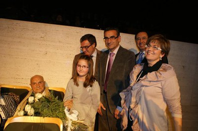 Víctor Torres, rebent un ram de flors.