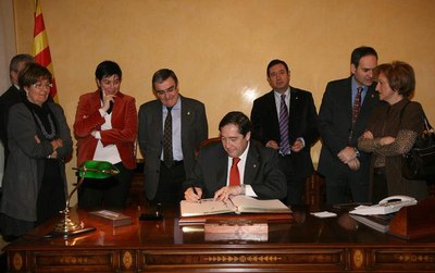 El Conseller d'Agricultura ha firmat al Llibre d'Or de la ciutat.