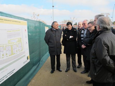 L'alcalde de Lleida, Àngel Ros, visualitzant els plànols del projecte.