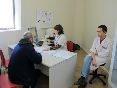 Foto 2. Els usuaris s'han interessat pel funcionament del nou servei, on ja s'hi han passat les primeres consultes mèdiques.