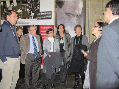 Foto 2.  L'acte s'ha acabat amb una visita guiada a l’exposició a càrrec de la directora de la Vil·la Museu Pau Casals, Núria Ballester.