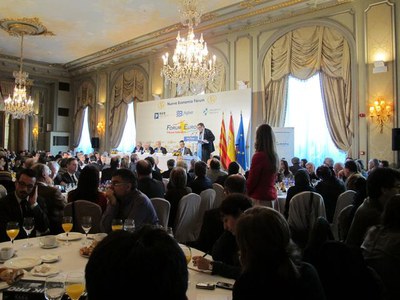 Foto 4. La sala del Fòrum ha congregat una nodrida representació de la societat política i institucional.