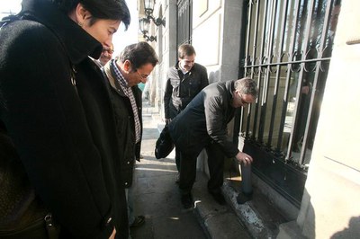 L'alcalde ha col·locat una simbòlica primera pedra de les obres de restauració de la façana..
