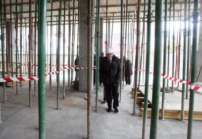 Foto 3. Ros, que ha recorregut la planta principal on es desenvolupen les obres ara mateix, ha explicat que l’edifici allotjarà comerç tradicional, u….