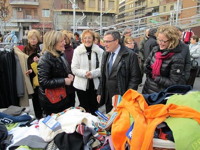 Foto 2. La setena edició del Mercadet s'ha celebrat a la remodelada plaça Ricard Viñes.
