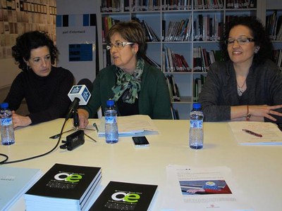 Foto 2. Les regidores Montse Parra i M.Rosa Ball i la directora del centre d'art Glòria Picazo han presentat la publicació que han fet dos grups de p….