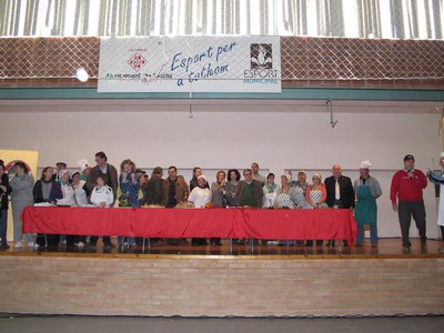 Fotografia amb tots els participants al concurs de migas.