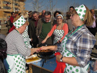 L'alcalde de Lleida i diversos regidors, saludant als participants al concurs de migas.
