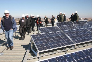Foto 3. L'alcalde de Lleida ha visitat aquest matí el parc solar instal·lat a la coberta del Camp Esports.