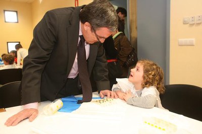 L'alcalde ha saludat els nens i nenes que participen en el taller durant la Setmana Blanca..