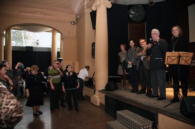 L'alcalde, amb Dolors Arderiu, Maria Rosa Ball i Neus Brocal i el president de la Coordinadora de Jubilats, han saludat els participants en les Tarde….