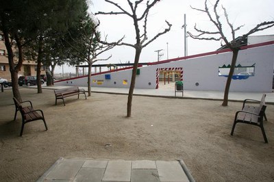 Foto 2. S’hi han instal·lat tres nous jocs infantils, sauló i paviment amortidor de sorra, així com nou mobiliari urbà i enllumenat.